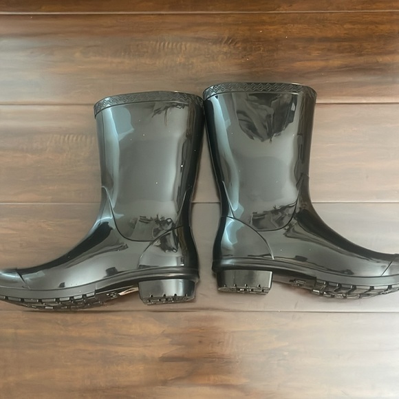 Kids ugg rainboots in size 4 - Picture 10 of 13